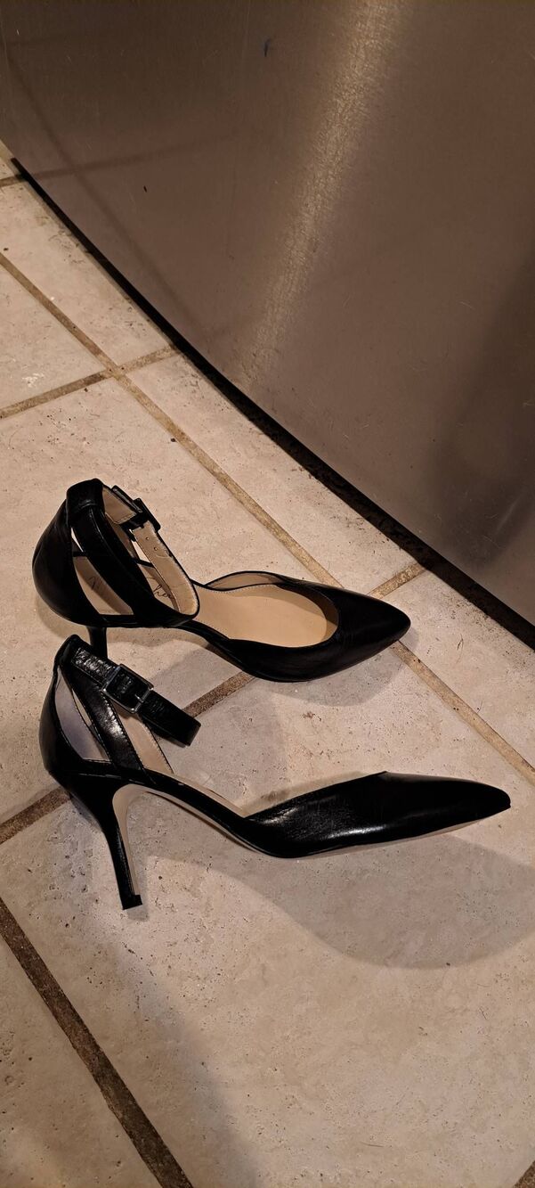 Marc Fisher Black Leather Heels Size 9